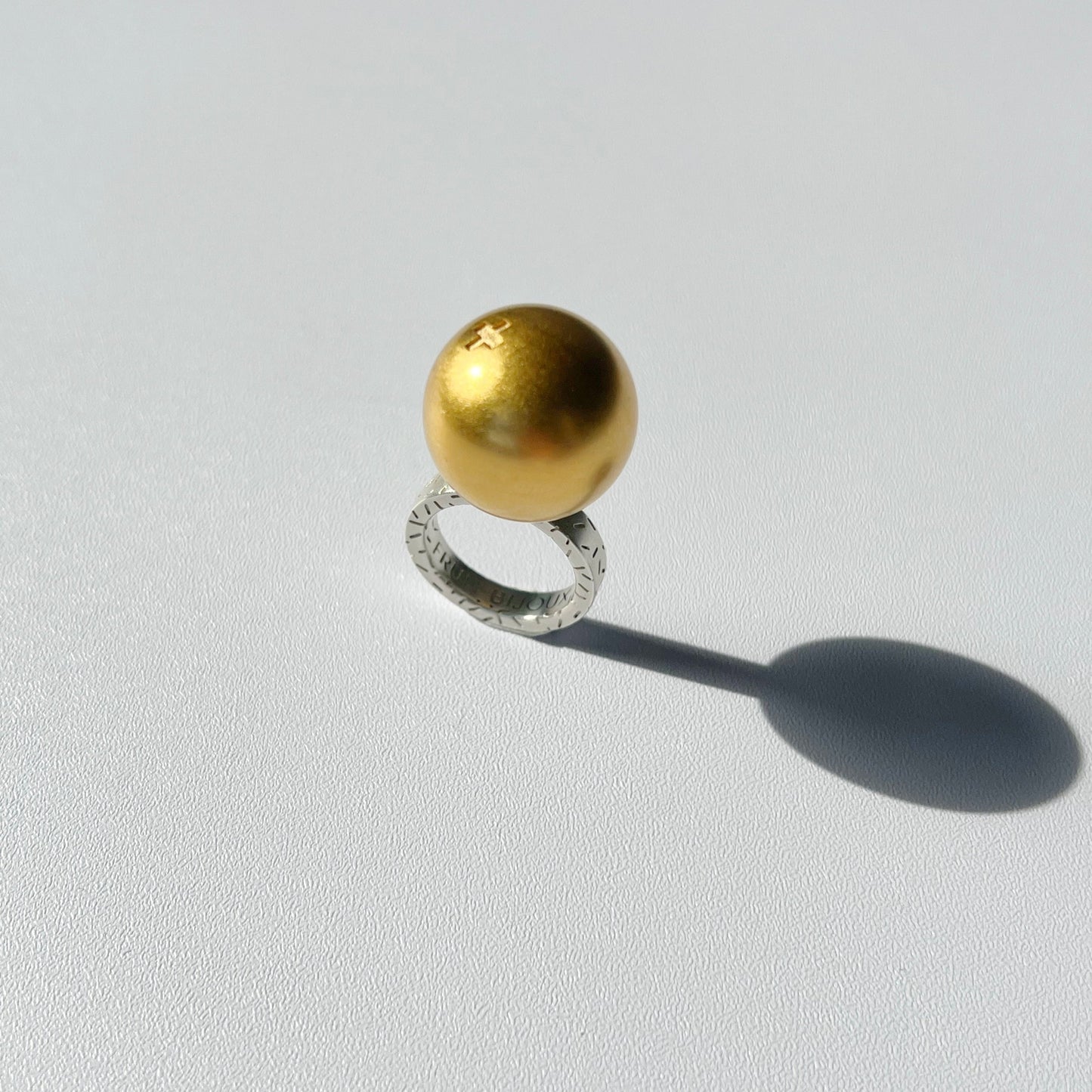 Cassis ring top