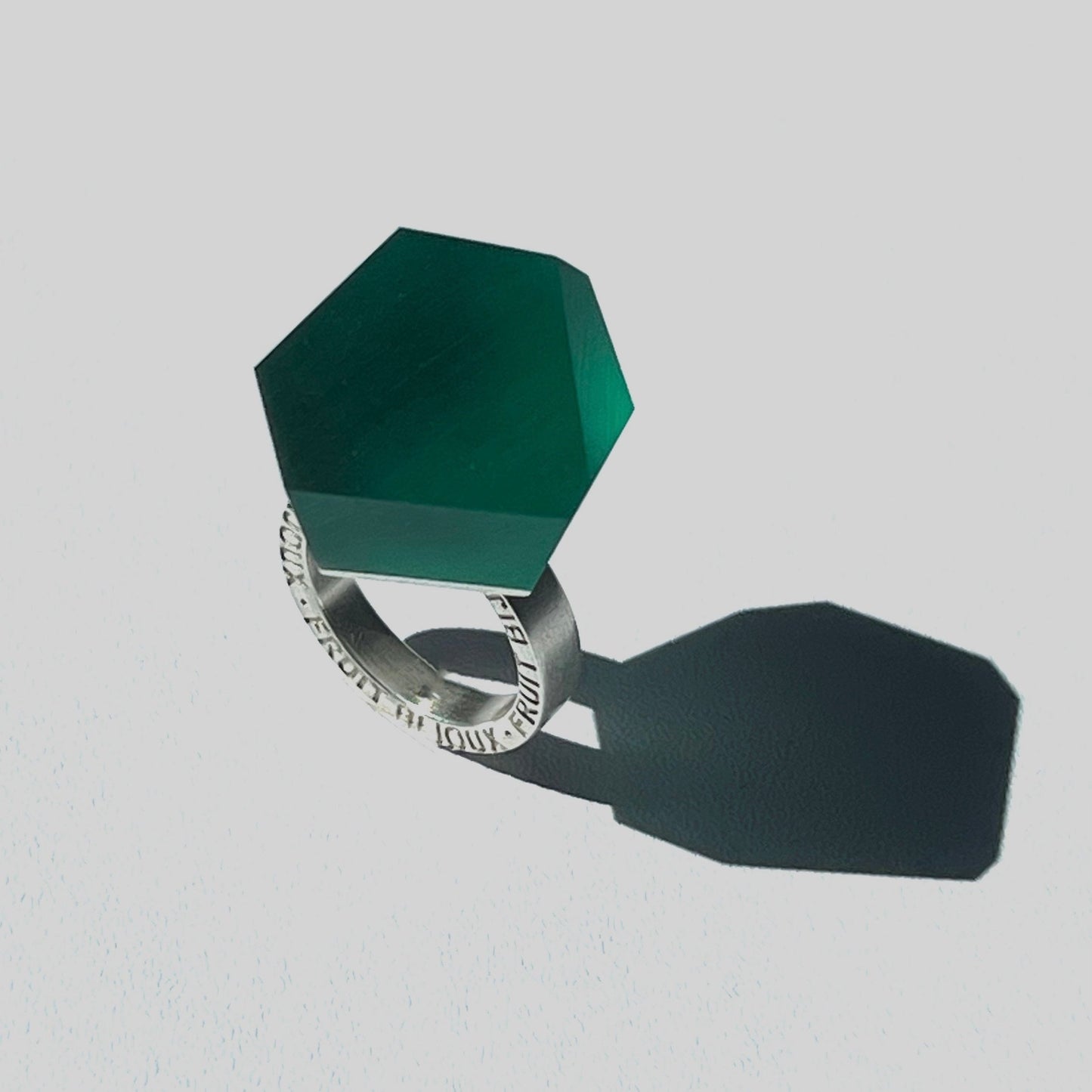 Emerald green ring top